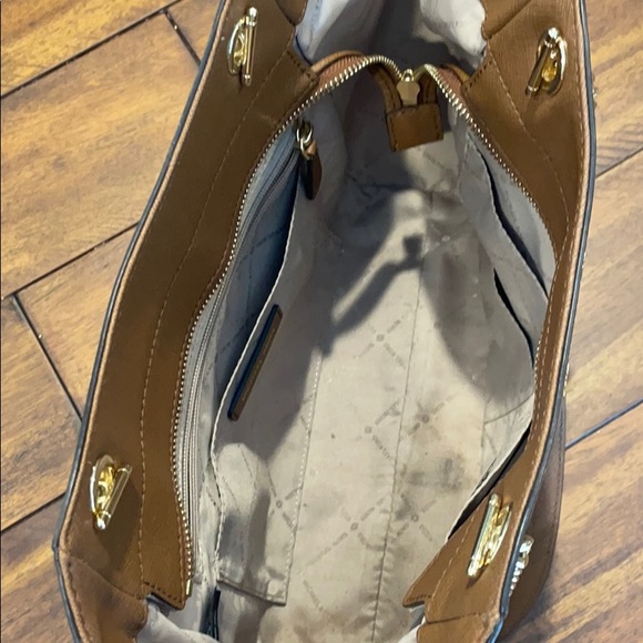 Micheal Kors purse - Picture 4 of 6